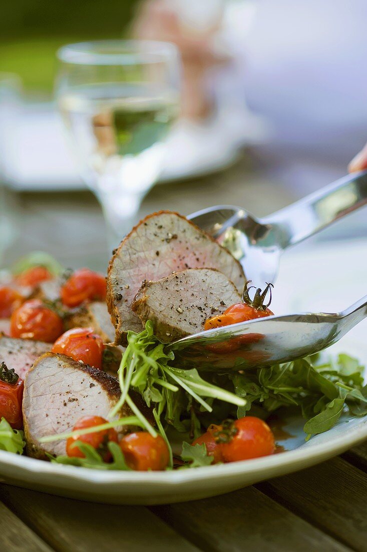 Roast beef with roasted tomatoes and rocket