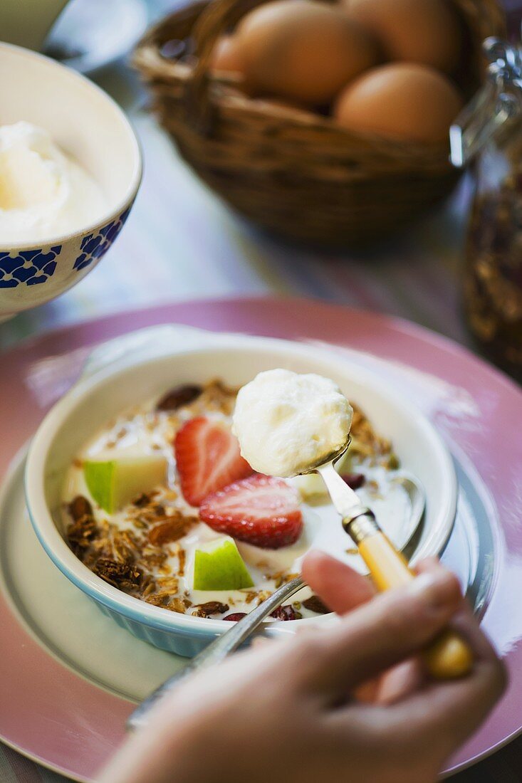 Müsli mit frischen Erdbeeren und Äpfeln