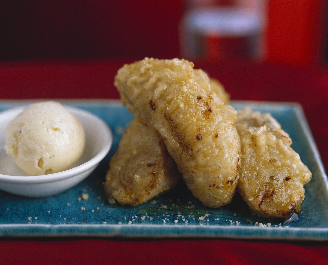 Gebackene Sesam-Bananen mit Vanilleeis