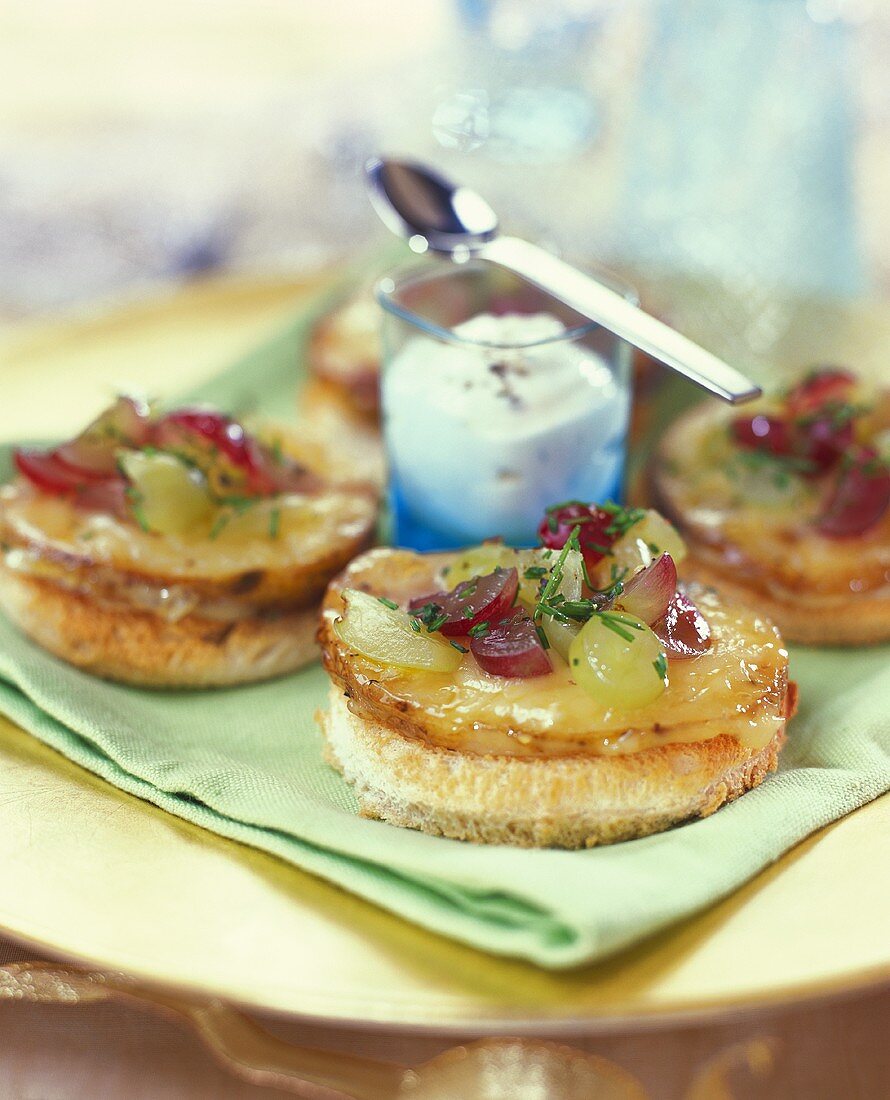 Fruchtiger Toast mit Ananas und Weintrauben