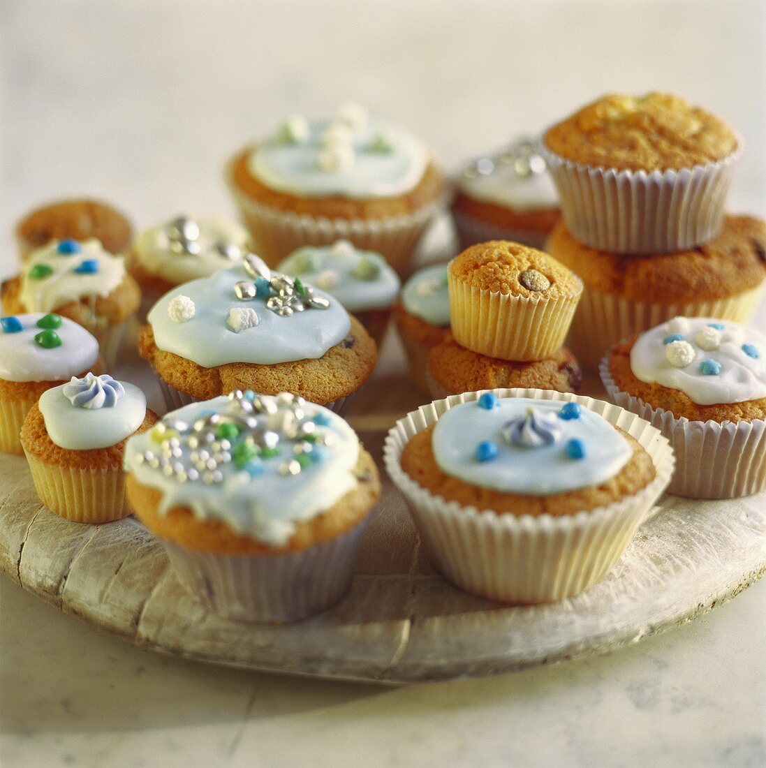 Cup-cakes with icing and dragées