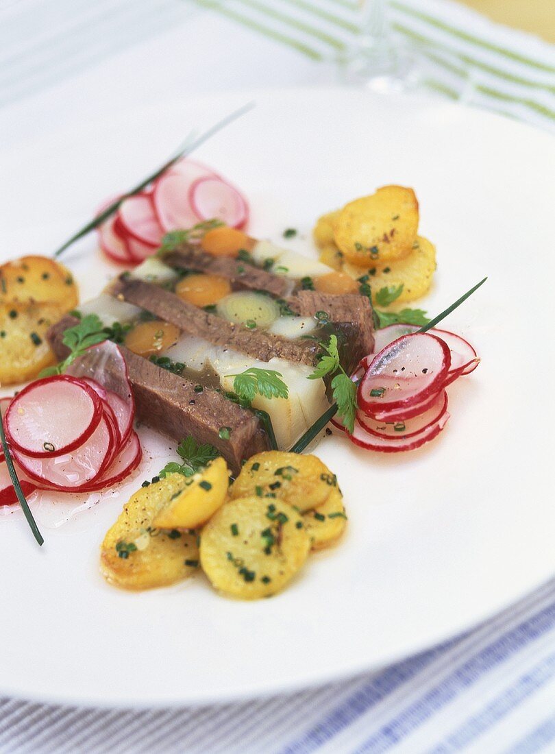 Tafelspitzsülze mit Radieschensalat und Bratkartoffeln