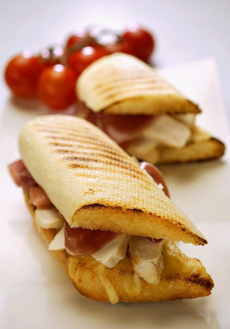 Hähnchen-Baguette mit Tomaten und Käse