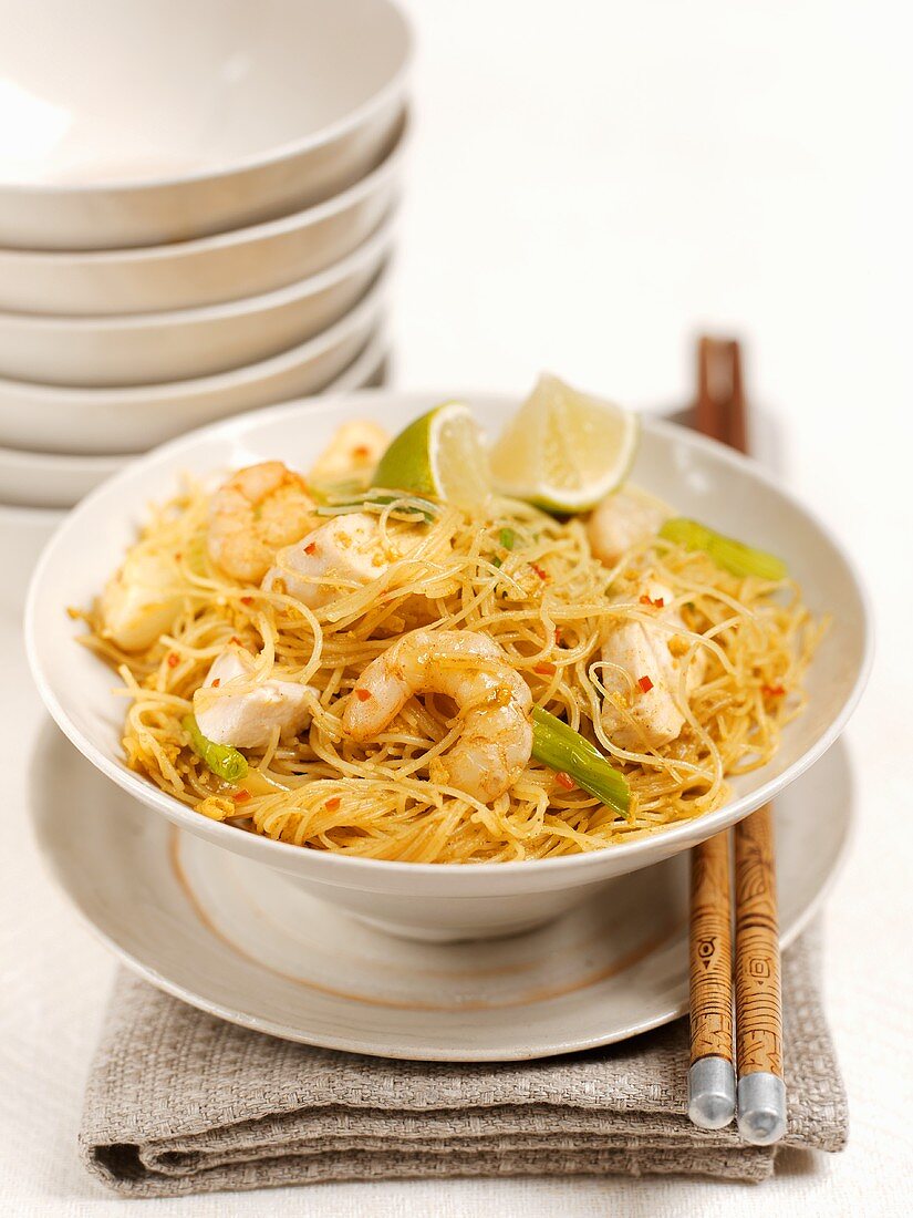 Rice noodles with shrimps, chicken and lime