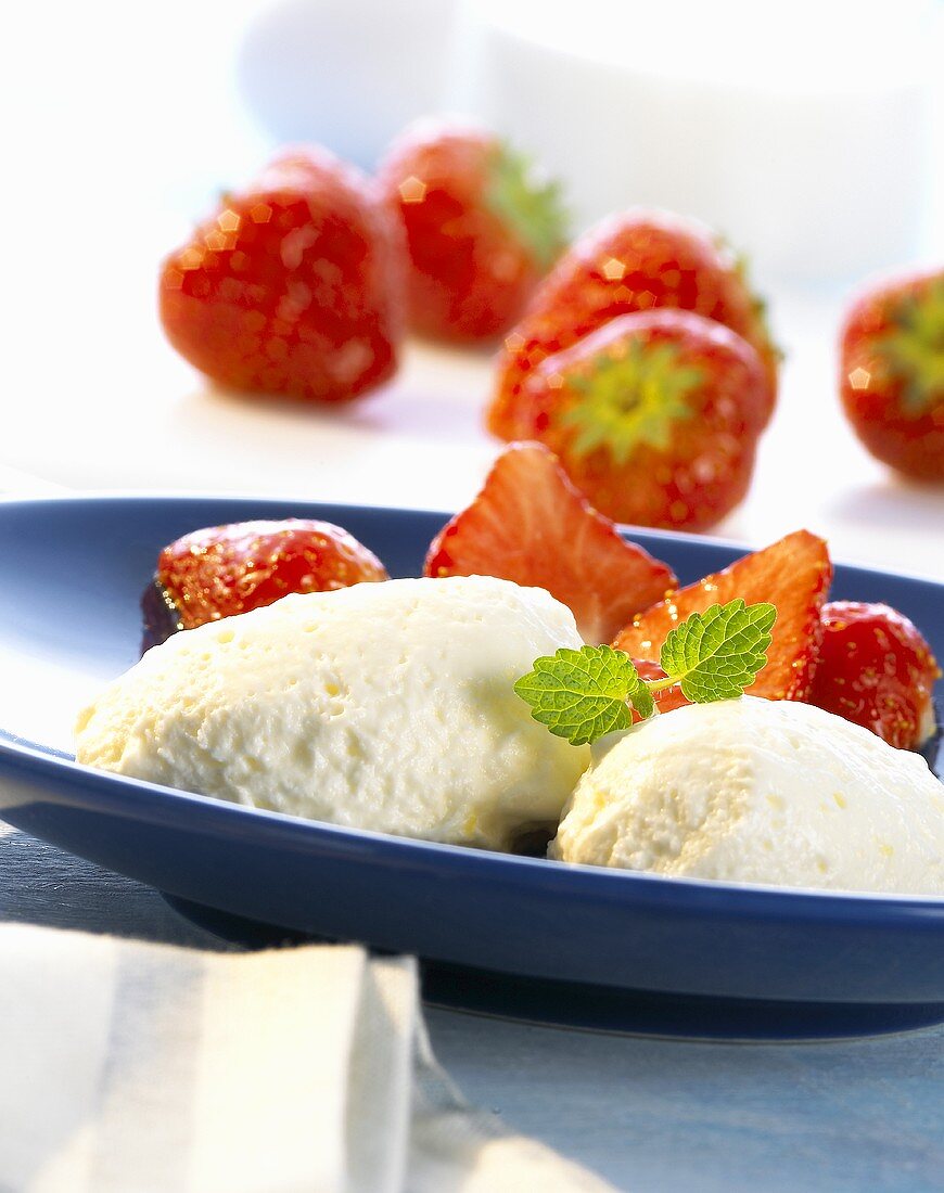 Joghurtcreme mit frischen Erdbeeren
