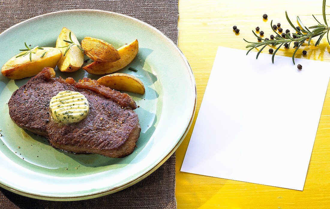 Rumpsteak mit Kräuterbutter und gebackenen Kartoffeln