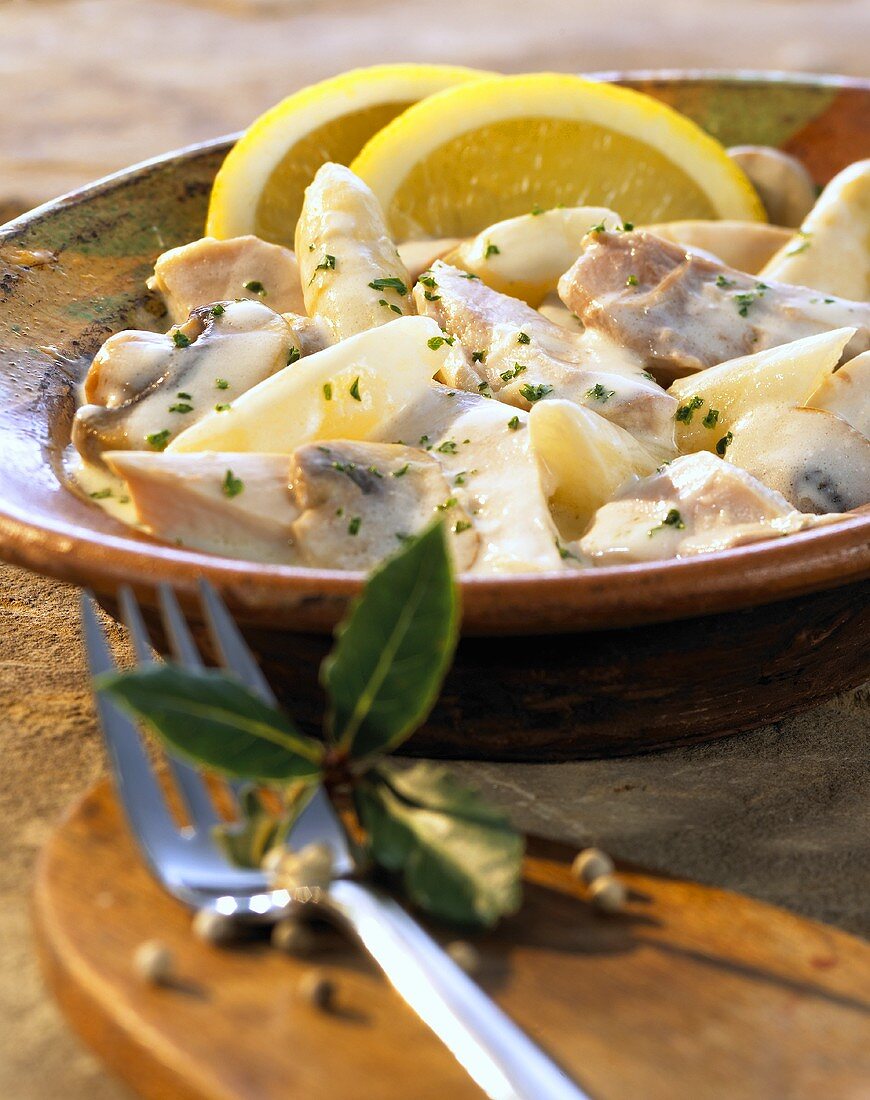 Hühnerfrikasee mit Spargel & Champignons