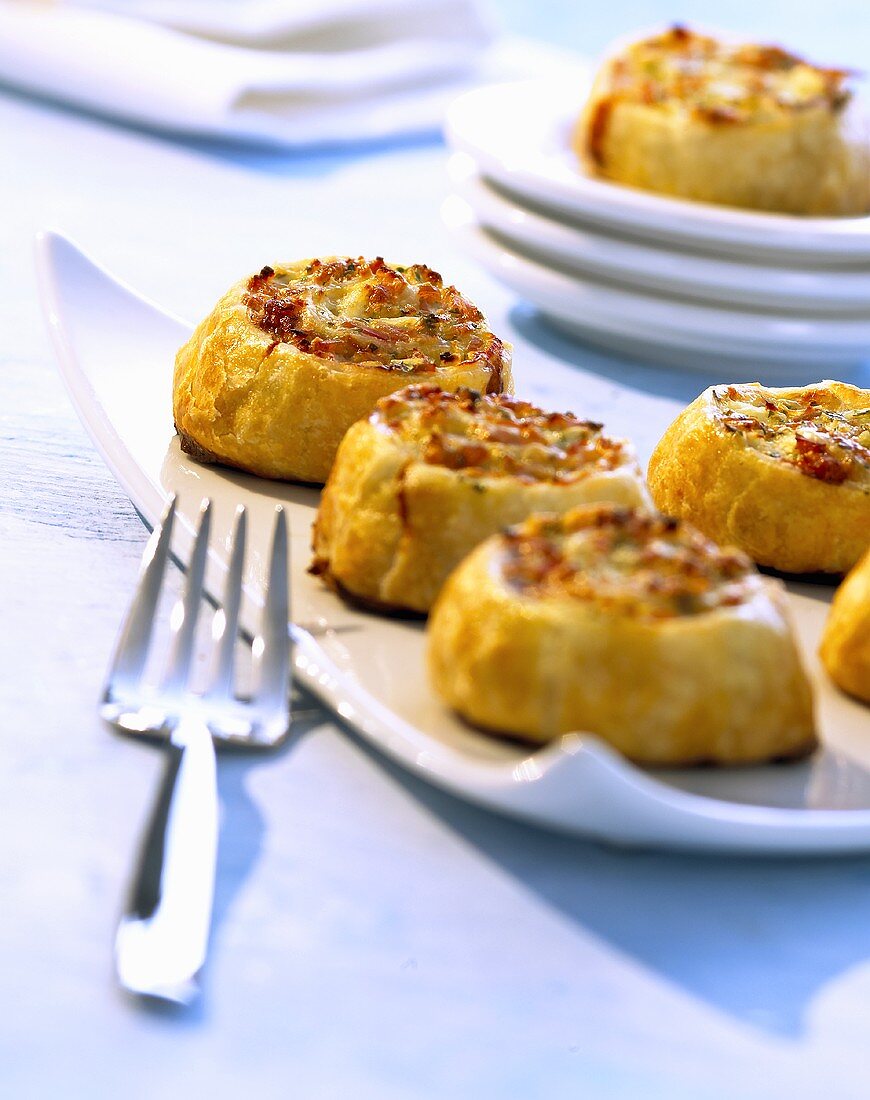 Puff pastry 'snails' with ham