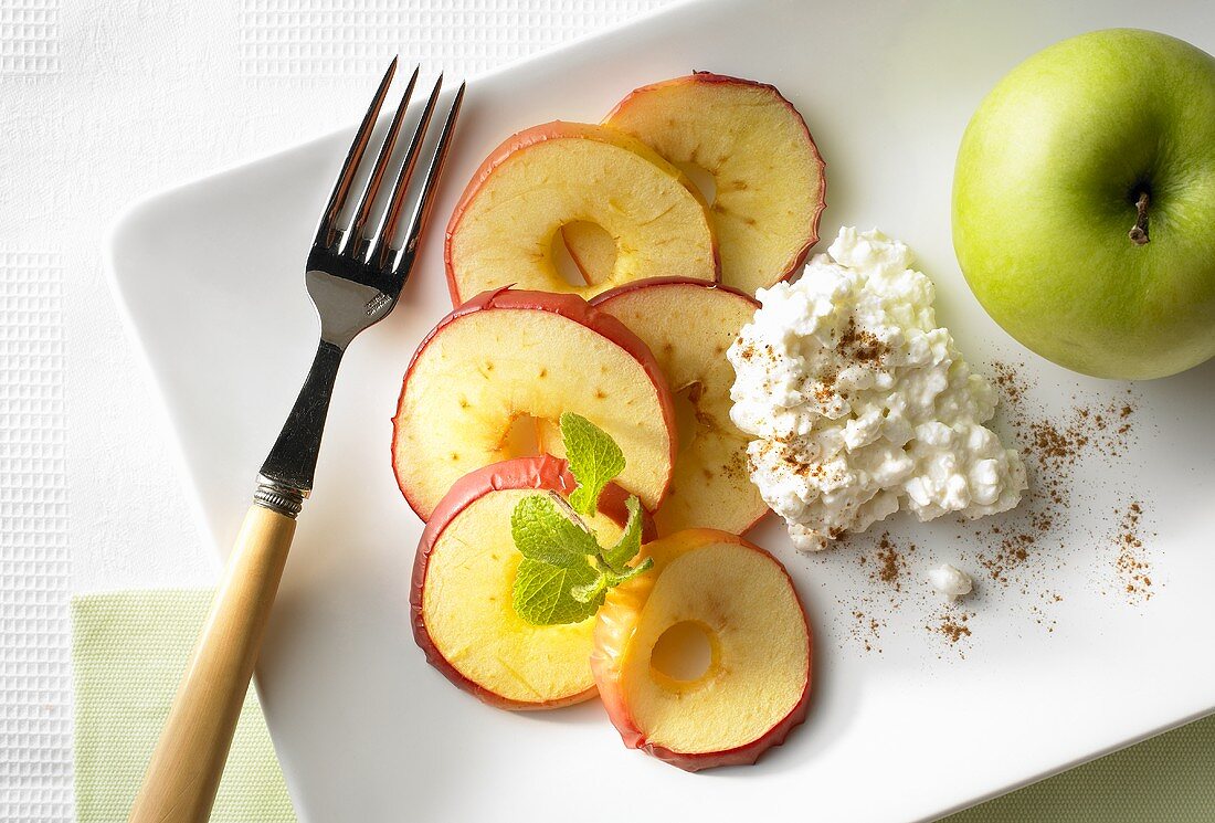 Baked apple slices with cottage cheese