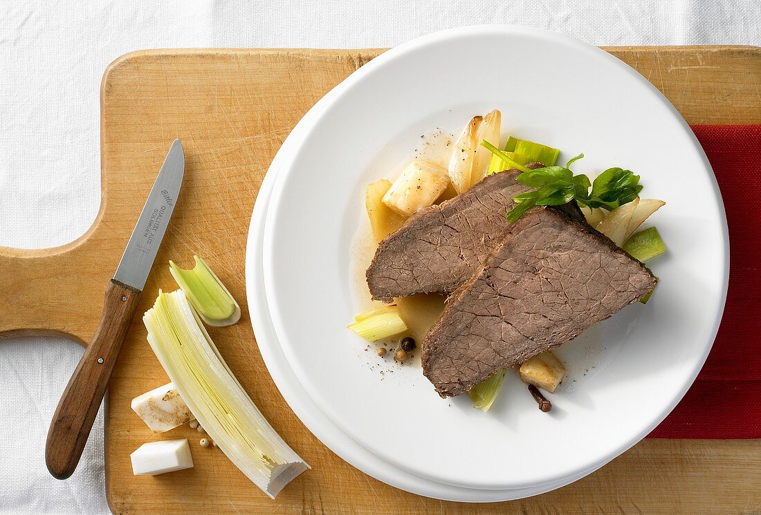 Sauerbraten auf Gemüsebett