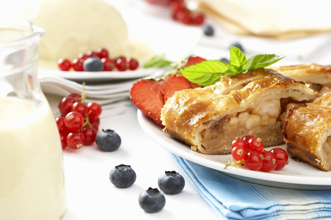 Apfelstrudel & frische Beeren