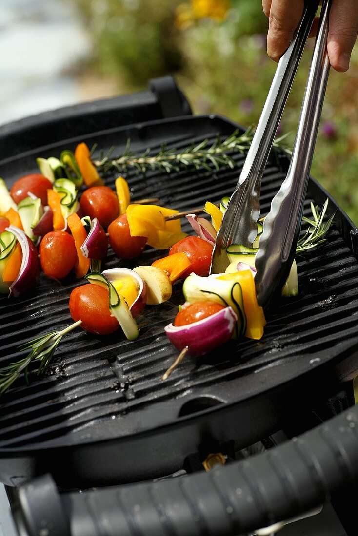 Gemüsespiesse auf dem Grill