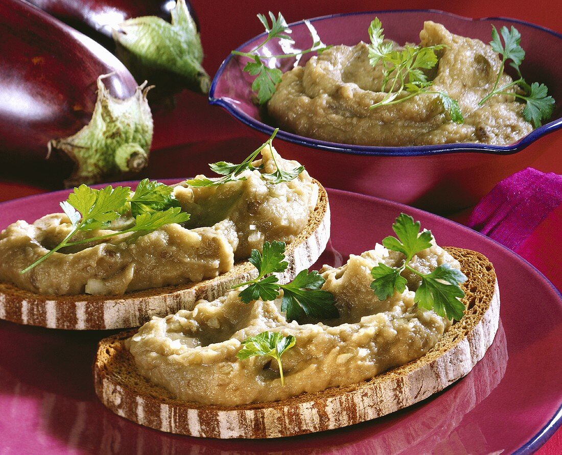 Auberginenmousse auf Roggenbrot