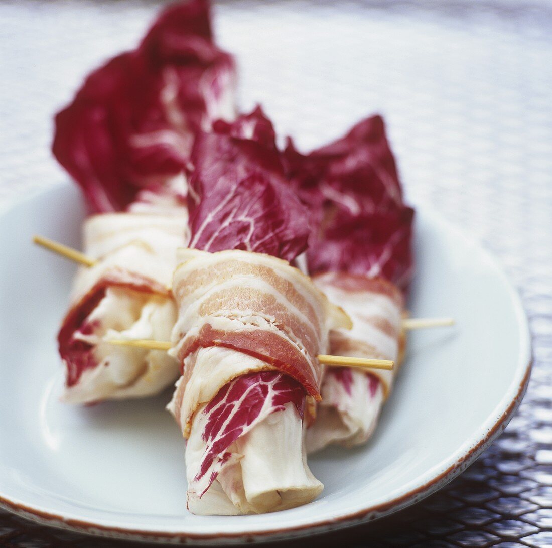 Shellfish wrapped in radicchio and bacon 