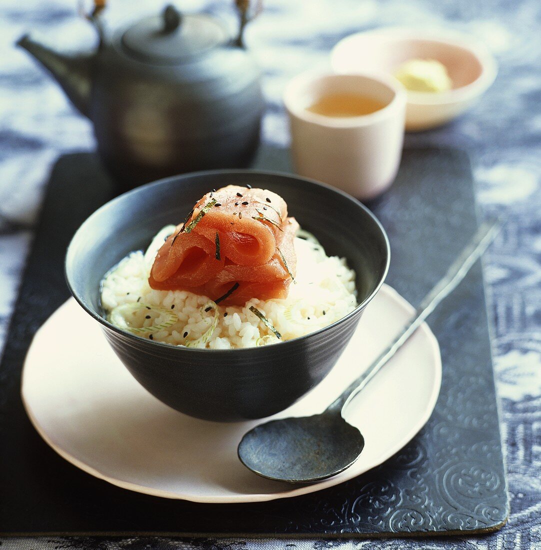 Thunfisch-Sashimi auf Tee-Reis