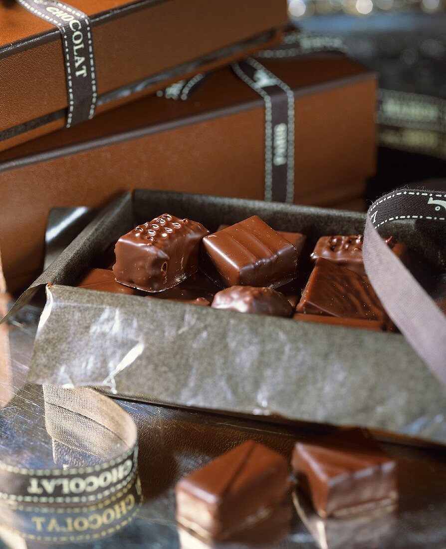 Schokoladenpralinen in Kartons