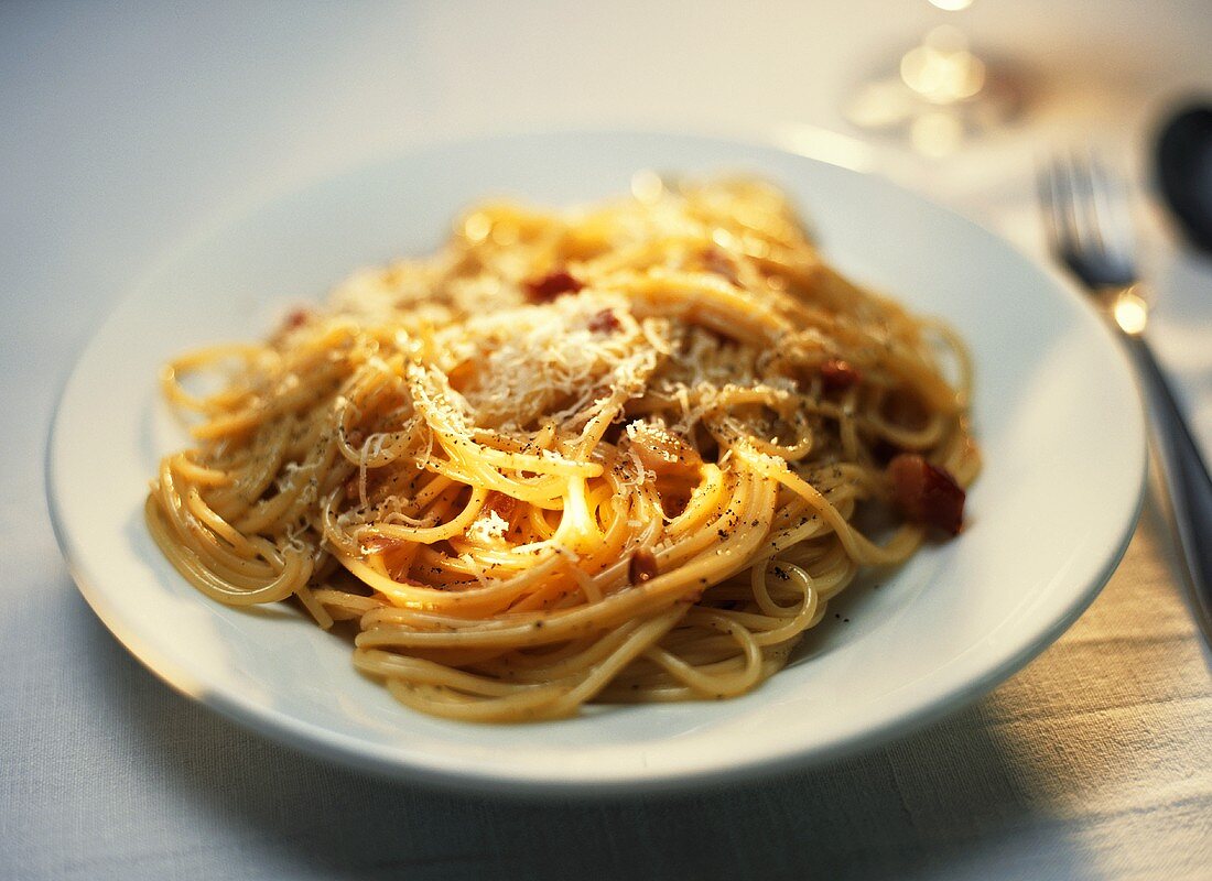 Spaghetti with diced bacon and tomatoes