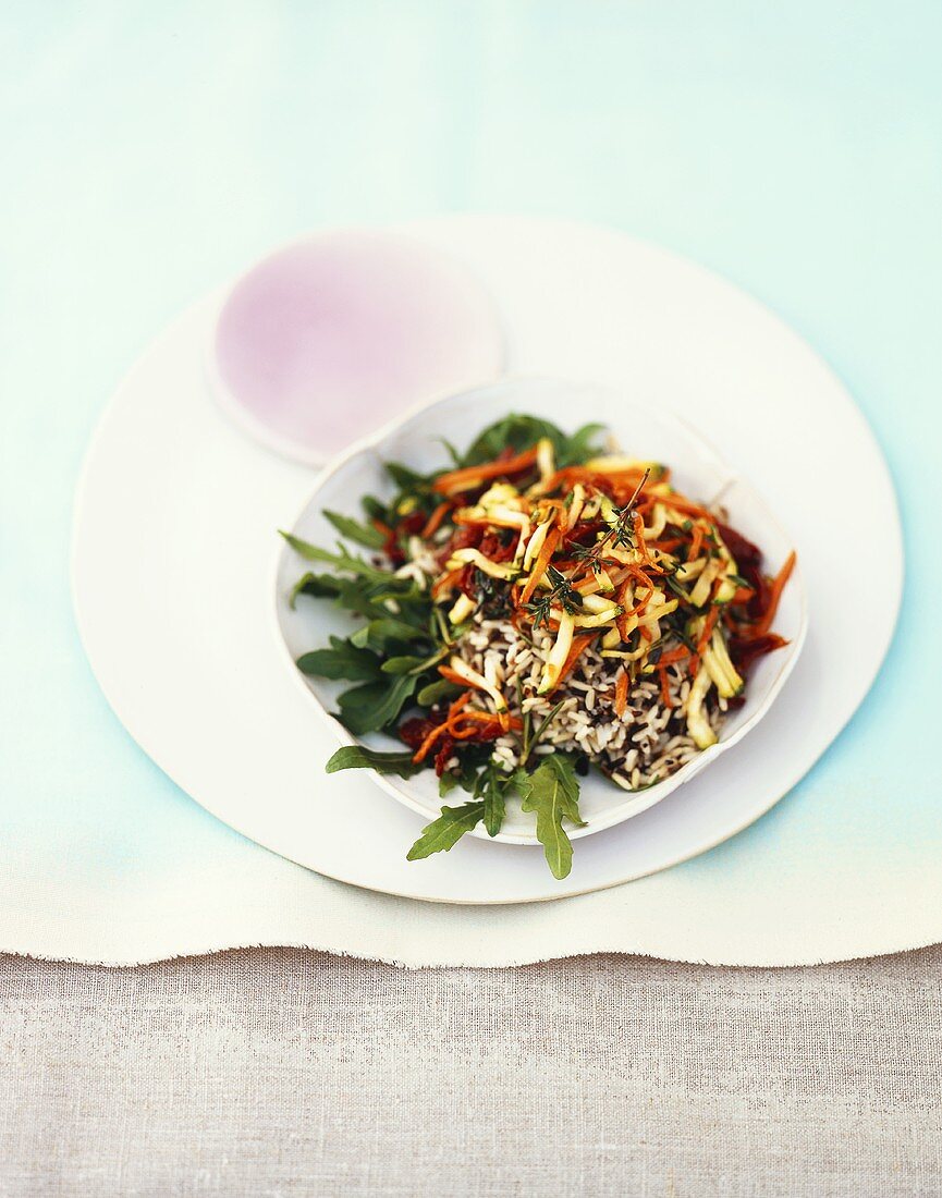 Reissalat mit gebratenen Zucchini, Karotten und Tomaten