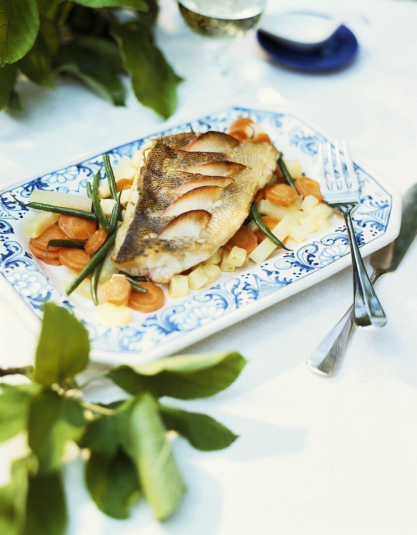 Zander auf Karotten-Apfel-Gemüse mit Bohnen