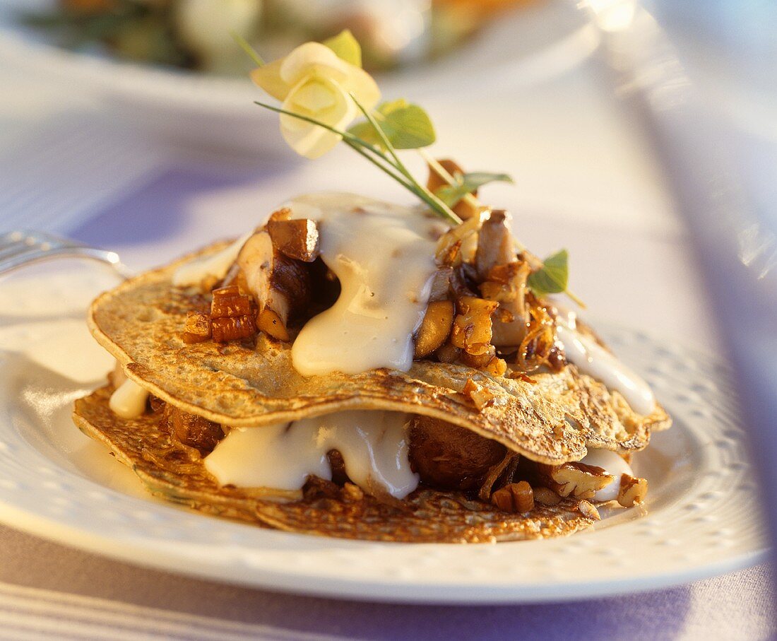 Zucchini-Pfannkuchen mit Champignons und Nüssen