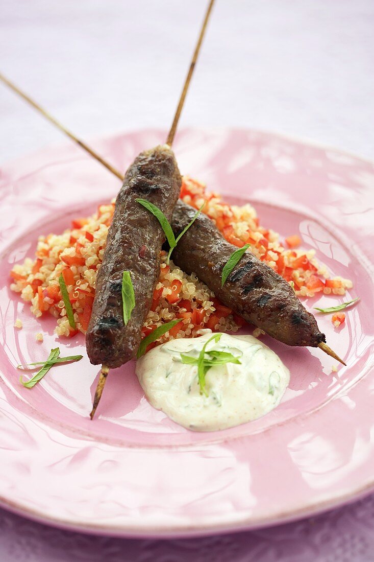 Hackfleischspiesse mit Quinoa-Paprika-Salat und Joghurtsauce