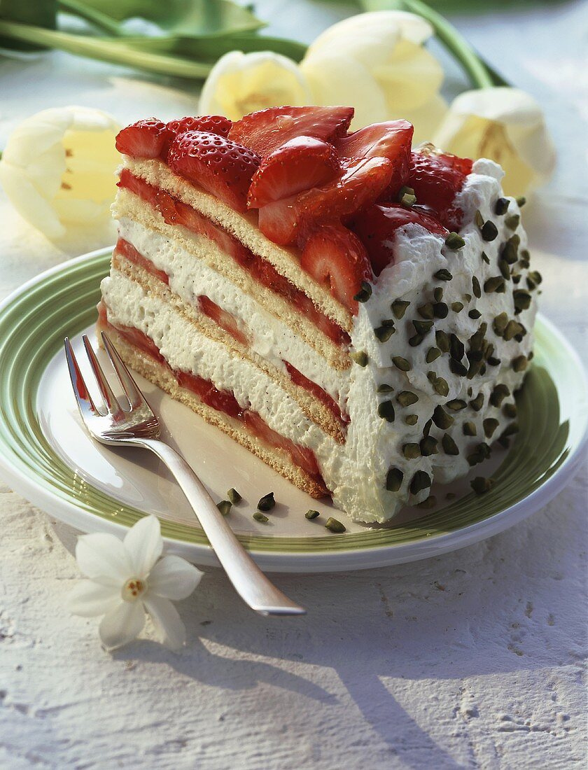 Ein Stück Erdbeer-Sahne-Torte