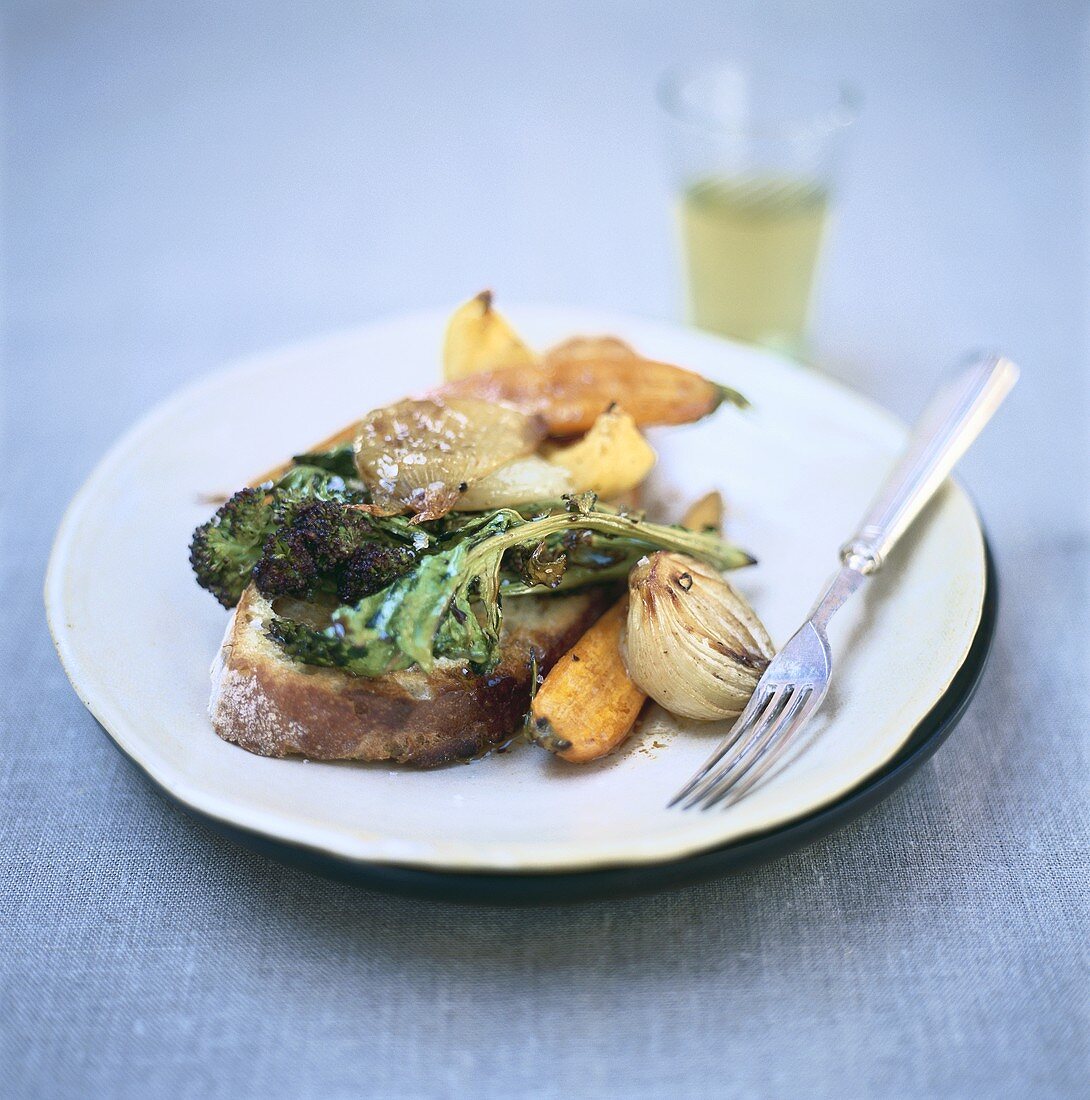 Brot mit gebratenem Gemüse