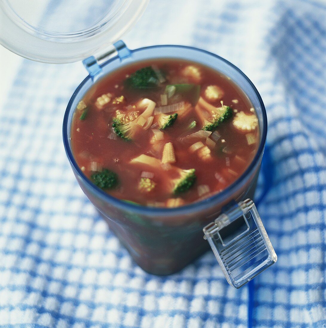 Tomato and vegetable soup for a picnic