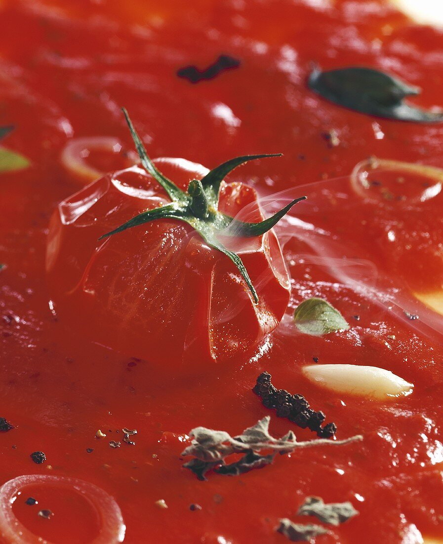 Tomate und Gewürze schwimmen in der Sauce