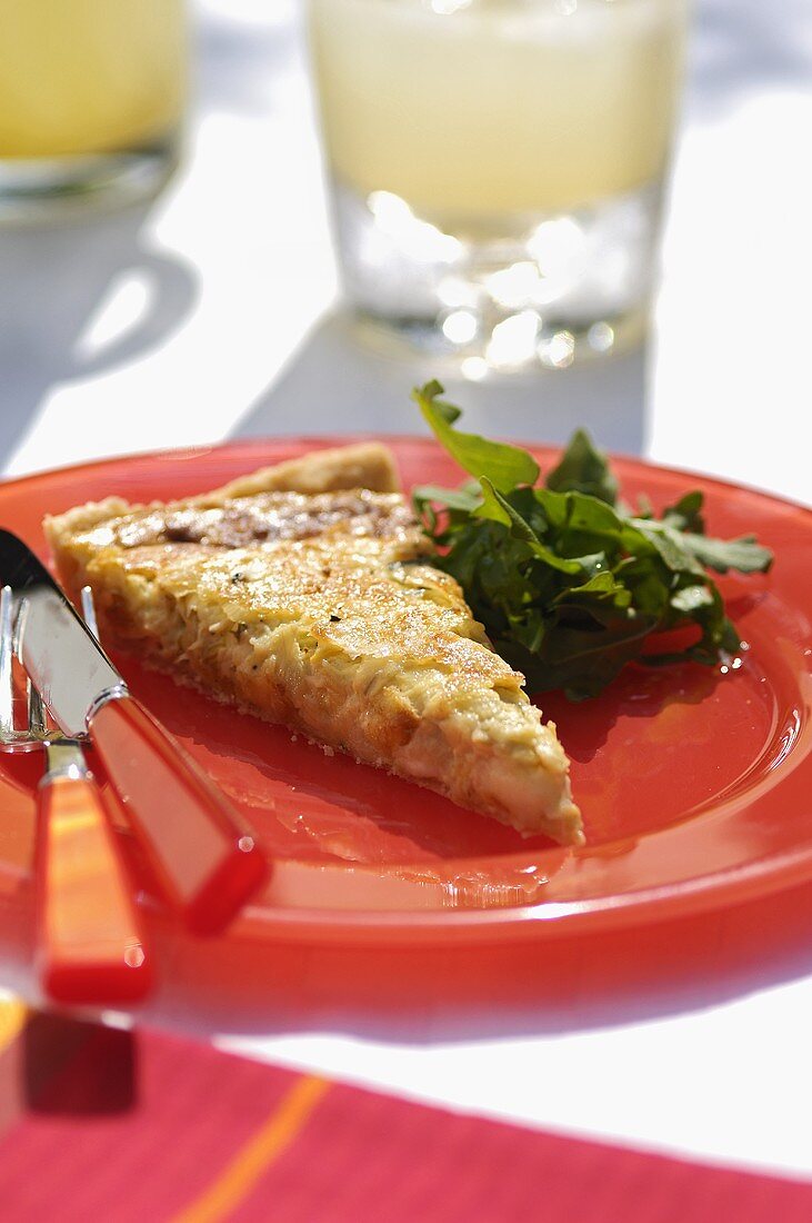 Ein Stück Lauchquiche mit Roquefort