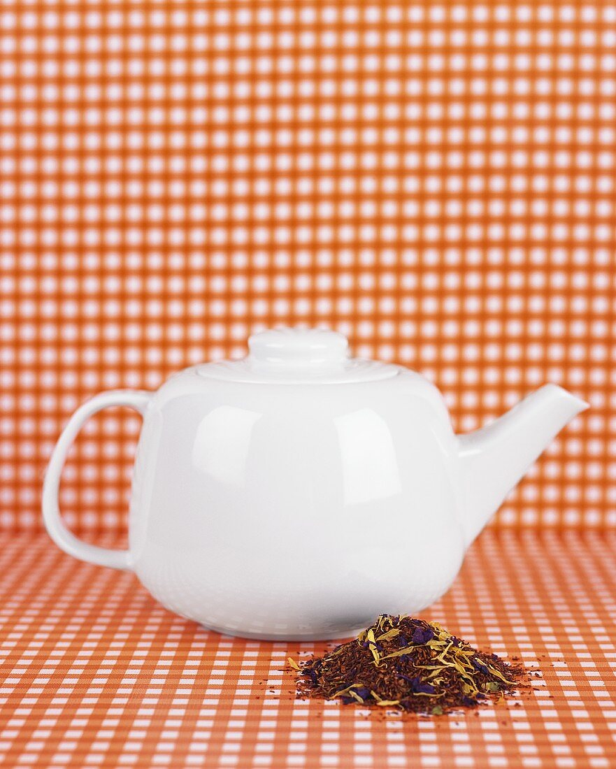 weiße Teekanne und Teemischung