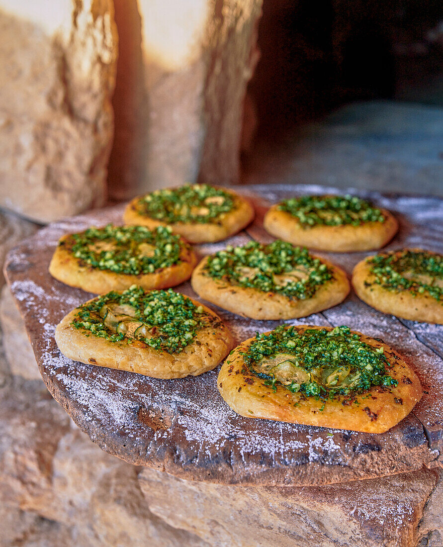 Zucchini-Pizzas auf Steinplatte