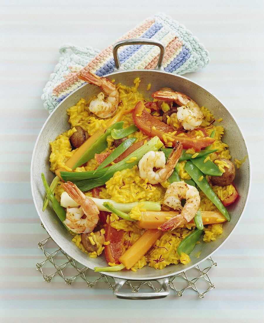 Vegetable paella with shrimps