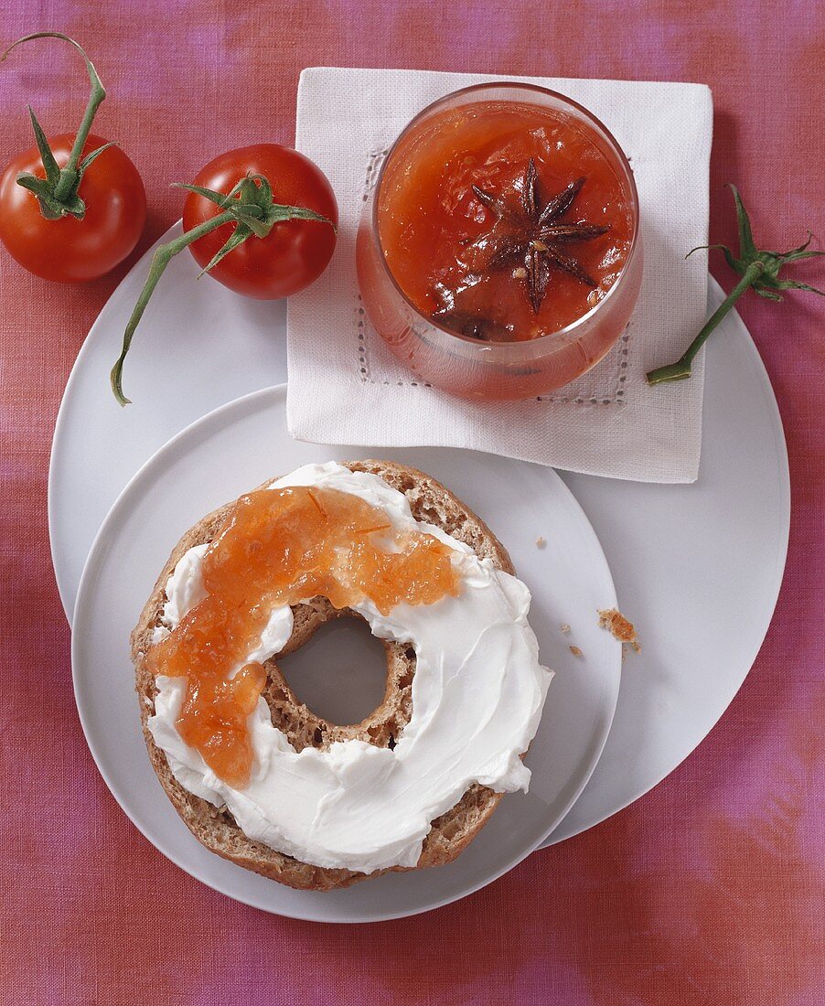 Vollkorn-Bagel mit Tomatenkonfitüre
