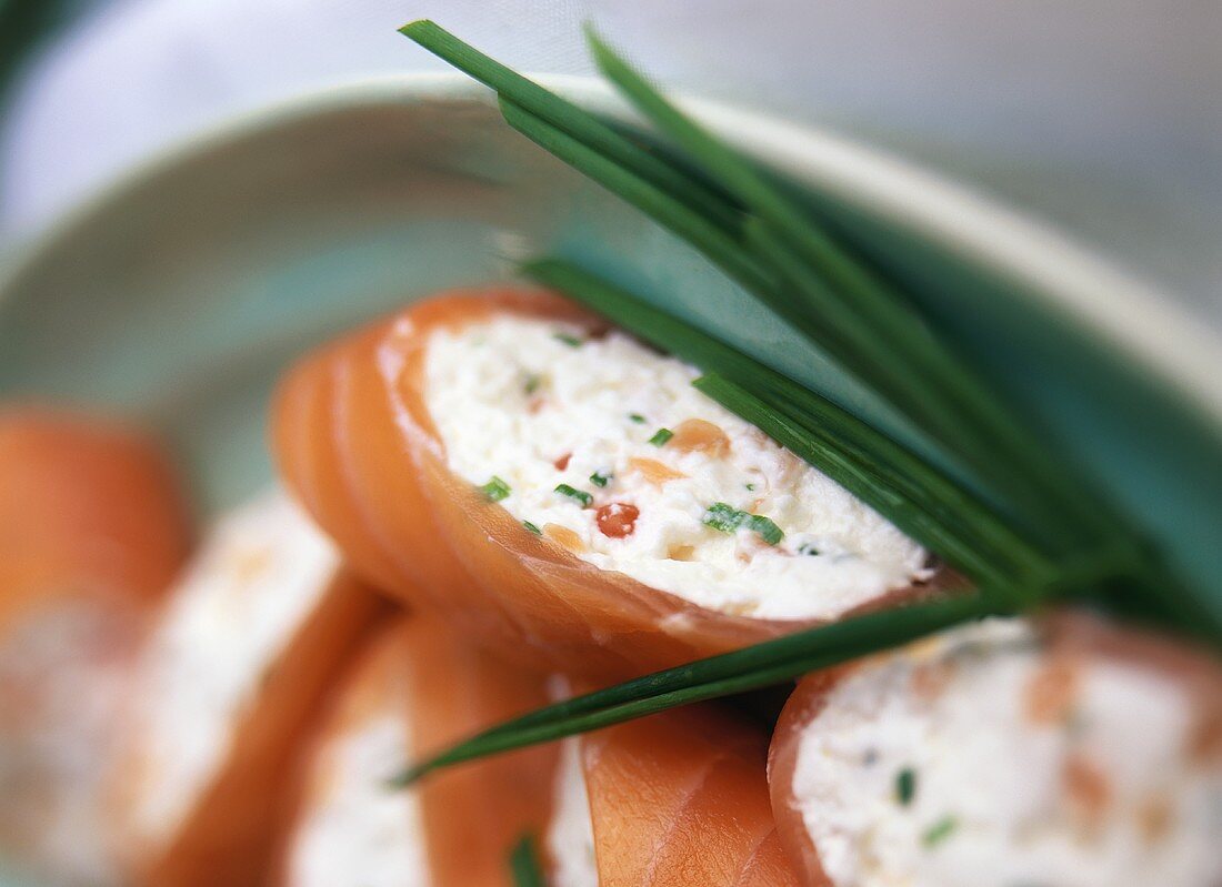 Lachsröllchen mit Creme fraiche, Schnittlauch und Kaviar