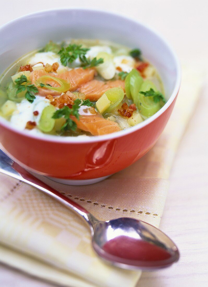 Kartoffel-Lauch-Suppe mit Lachs und Speck