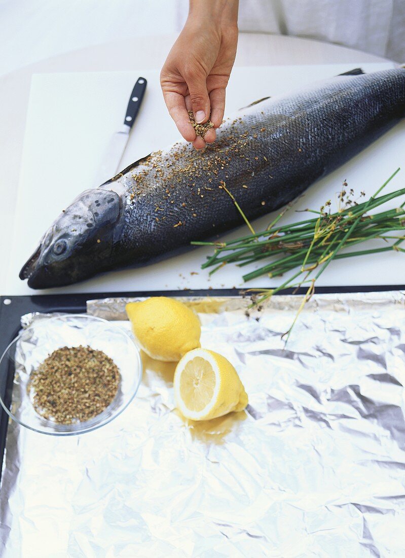 Preparing salmon cooked in aluminium foil