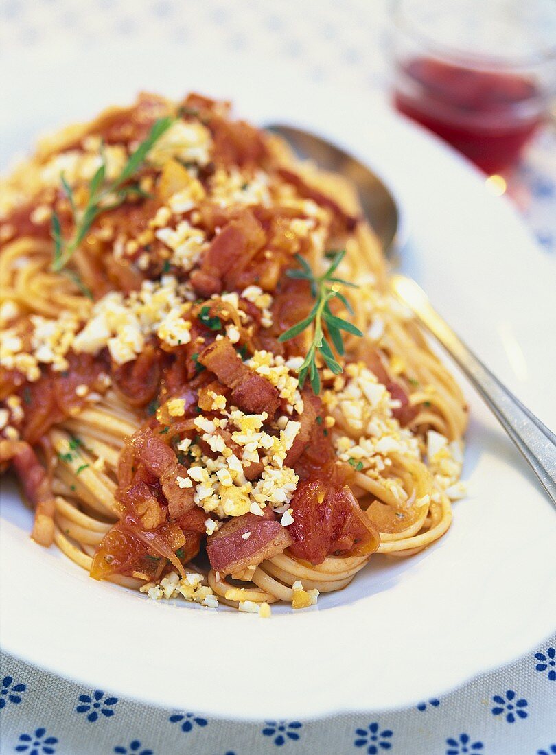 Bavette all'amatriciana (Pasta with bacon & tomato sauce)