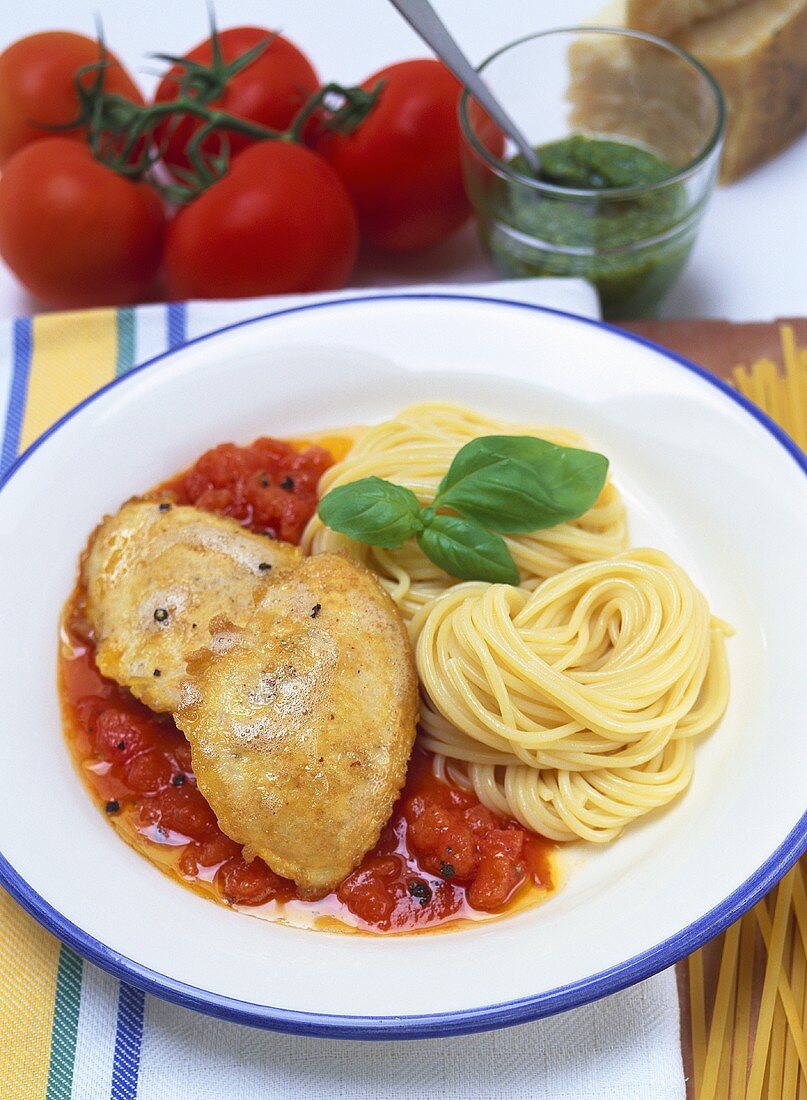 Piccata alla milanese (Kalbsschnitzel auf Nudeln, Italien)