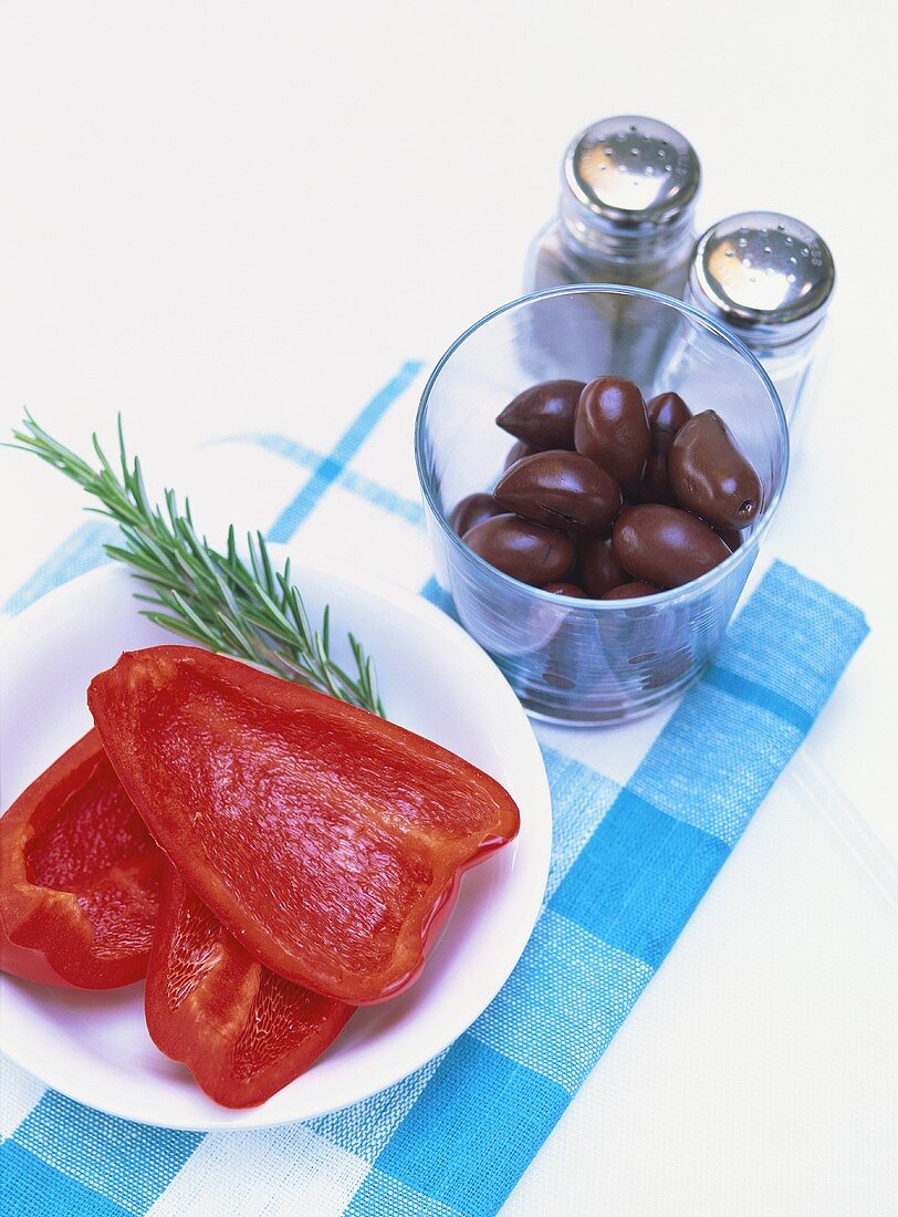 Aufgeschnittene rote Paprika & schwarze Oliven