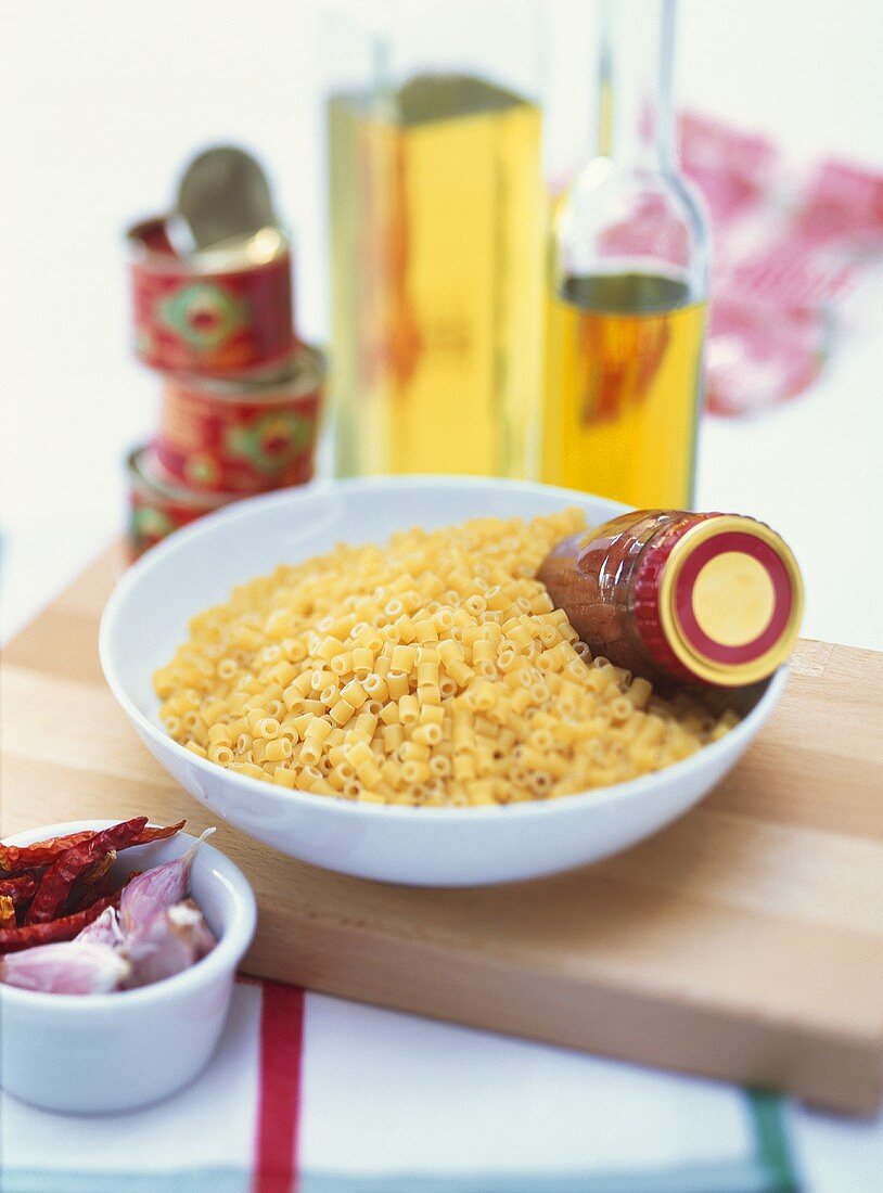 Nudeln in einer Schüssel mit Tomatenmark & Olivenöl