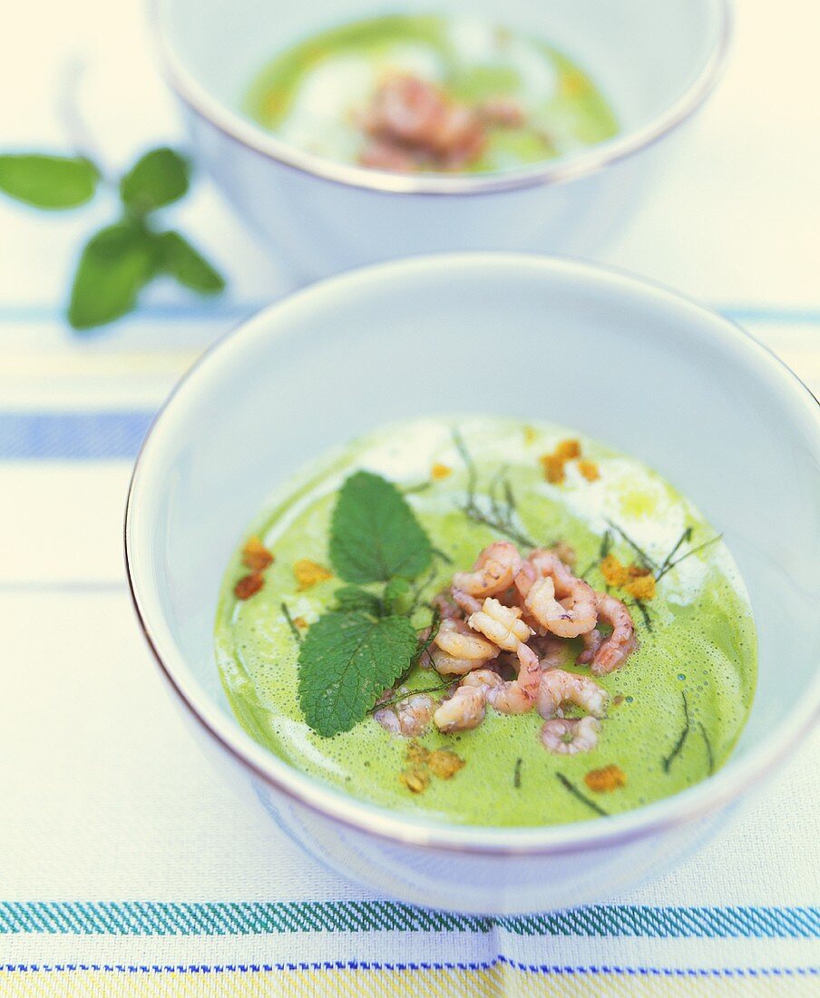 Pea soup with shrimps and mint