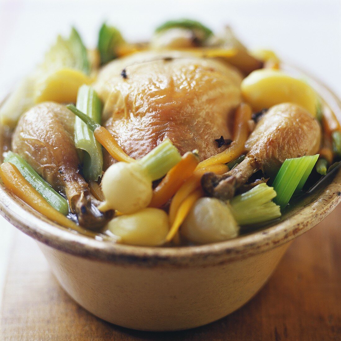 Poule au pot (Geschmortes Hähnchen mit Gemüse; Frankreich)