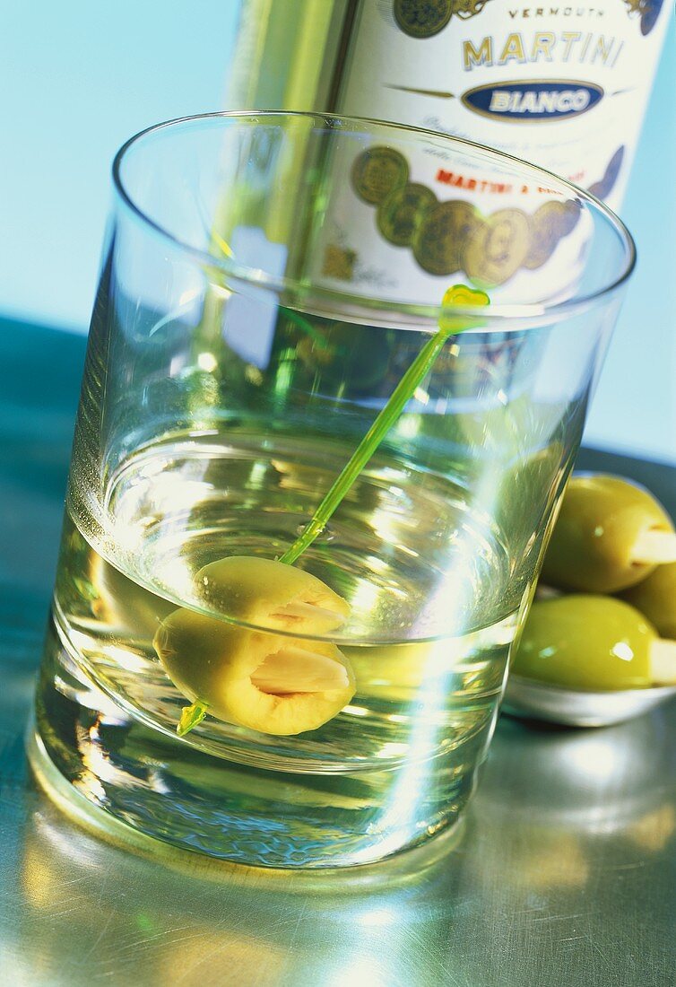 Martini mit grüner Olive