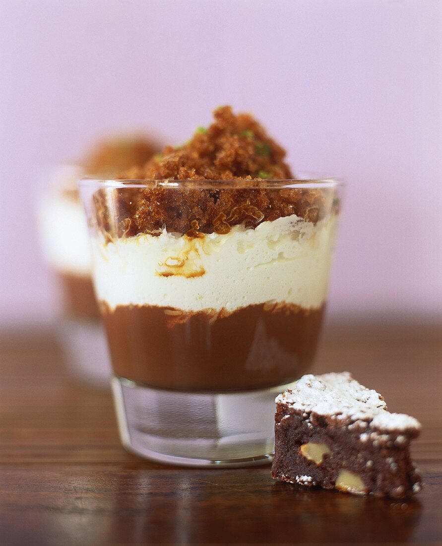 Schokoladencreme mit Schlagsahne & Kaffeegranite im Glas