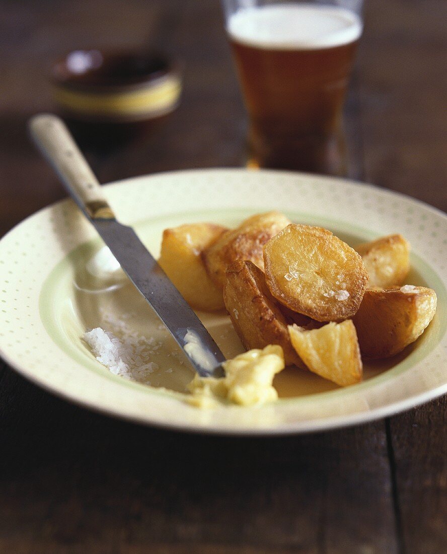 Gebackene Kartoffeln mit Butter und Meersalz