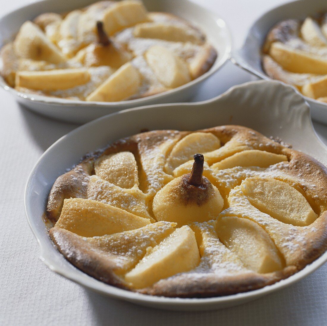 Pear pudding in baking dishes