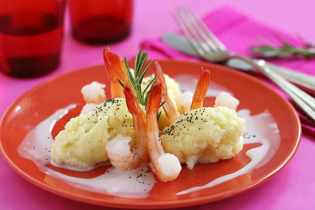 Semolina dumplings with poppy seeds & shrimps in cream sauce