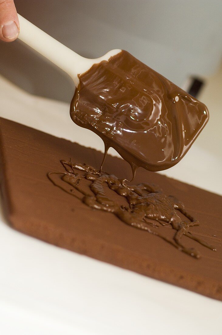 Schokolade auf Nougatplatte verstreichen