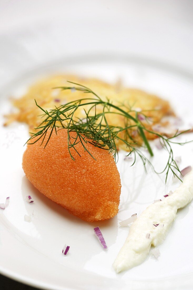 Kaviar mit Blumenkohl-Creme und Kartoffelpuffer